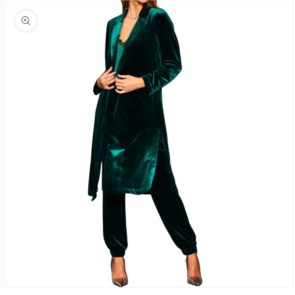 NWT Skies are Blue "Velvet Duster Coat" blazer in a Hunter Green color. Size 1X